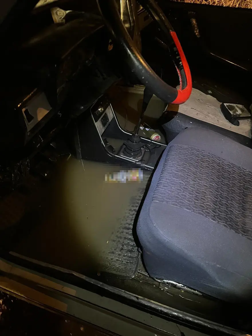 Dereden karşıya geçen otomobil akıntıya kapıldı, 2 kişi mahsur kaldı 