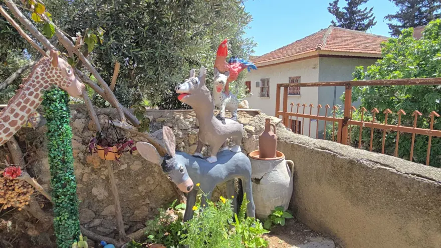 64 yaşındaki emekli öğretmen atıl malzemeleri dönüştürüyor: Bahçesini açık hava müzesine dönüştürdü 2 64 yaşındaki emekli öğretmen atıl malzemeleri dönüştürüyor: Bahçesini açık hava müzesine dönüştürdü 2