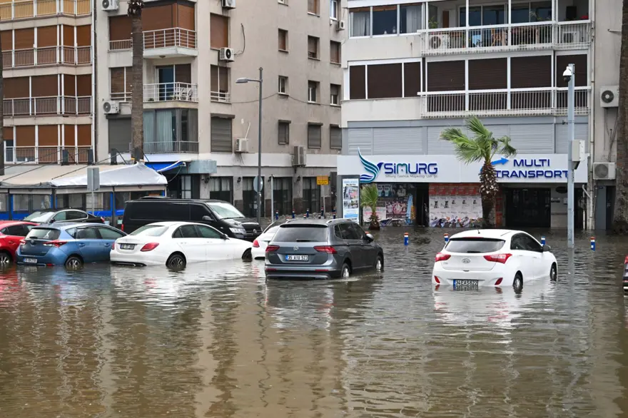 İzmir'i sağanak ve fırtına vurdu: Kıyı şeridi su altında! 5