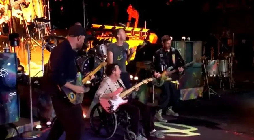 Glastonbury'e damga vurdu: Coldplay konserinde Michael J. Fox sürprizi 3