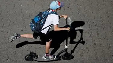 Scooter'la hız yaparken yakalanan çocuğun gelecekteki ehliyetine ceza yazıldı