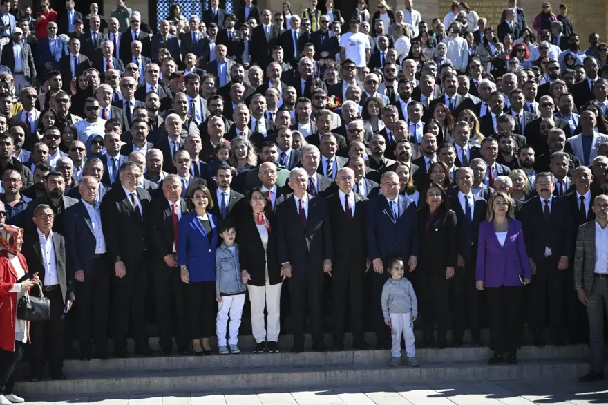 Mansur Yavaş ve Ankara'nın yeni belediye başkanları Anıtkabir'de 20 Mansur Yavaş ve Ankara'nın yeni belediye başkanları Anıtkabir'de 20
