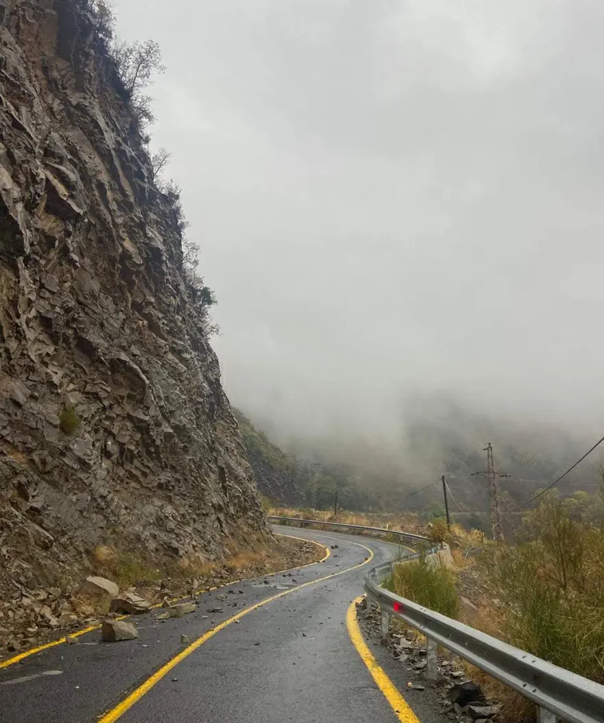 Tekirdağ'da yamaçtan kopan kaya parçaları yolu kapattı 3 Tekirdağ'da yamaçtan kopan kaya parçaları yolu kapattı 3