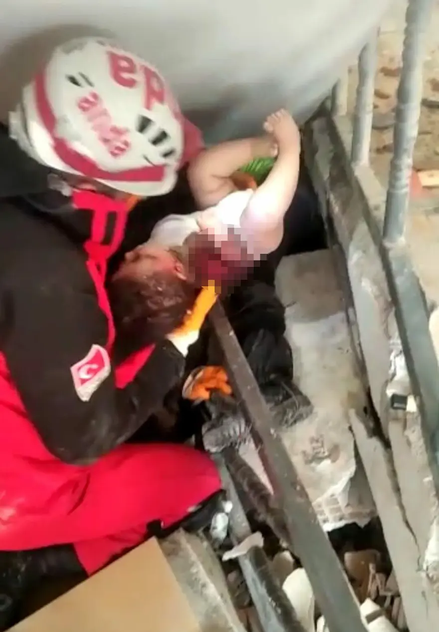 Enkaz altındakiler için zamana karşı yarış 41