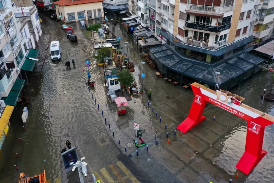 İzmir'i sağanak ve fırtına vurdu: Kıyı şeridi su altında! 9