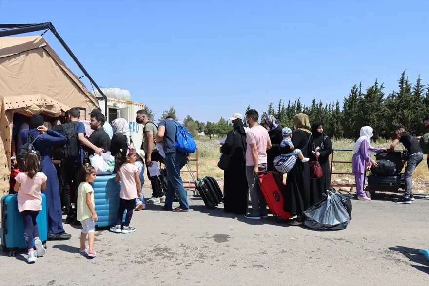 Binlerce Suriyeli bayram için ülkesine döndü 12