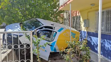 Yokuşta bırakılan PTT kargo aracı geri kayarak evin bahçesine düştü