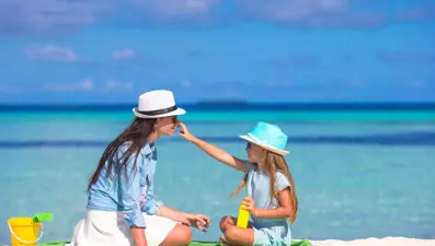 "Güneş kremleri doktor önerisiyle alınmalı"