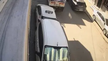 Sokak ortasında araçlara çarpıp kaçtı
