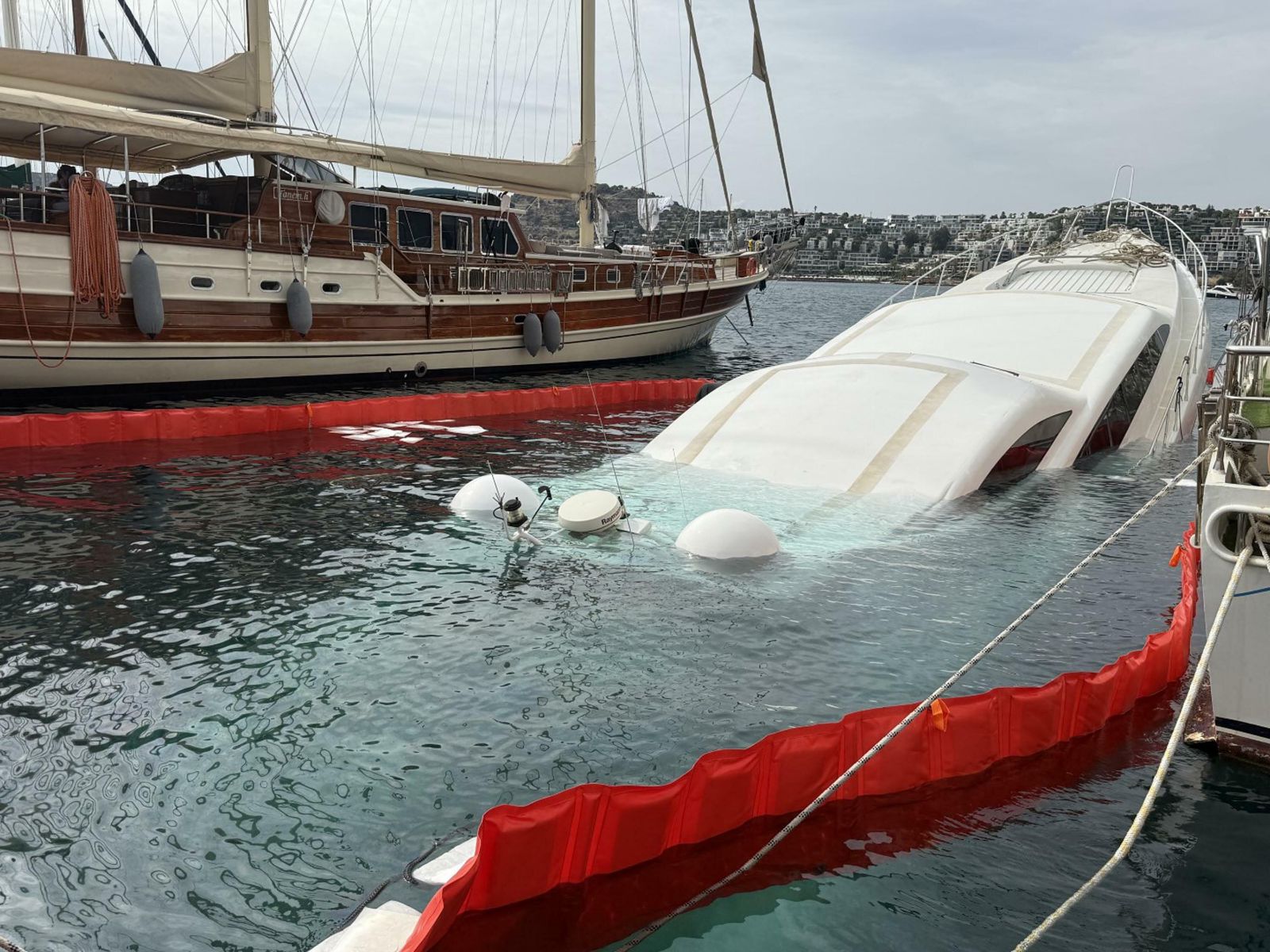 Bodrum'da milyonluk yat suya gömüldü