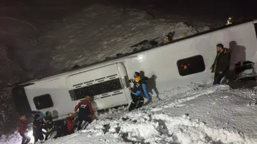 Bingöl'de yolcu otobüsü şarampole devrildi: 5 ölü, 31 yaralı