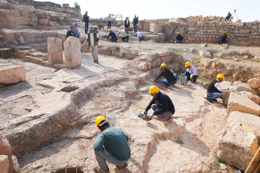 Diyarbakır'daki Zerzevan Kalesi'nde 1900 yıllık Mithras Tapınağı'nın anıtsal kapısına ulaşıldı 4