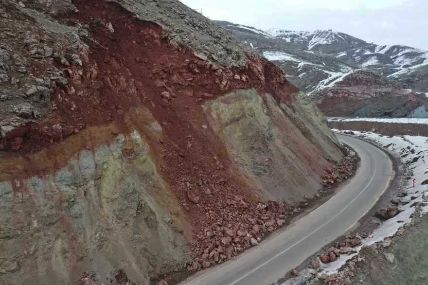 Deprem felaketinin ardından yollar yarıldı, dağlardan kaya parçaları koptu 1