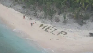 Palmiye yapraklarıyla ‘’Yardım’’ yazarak kurtuldular