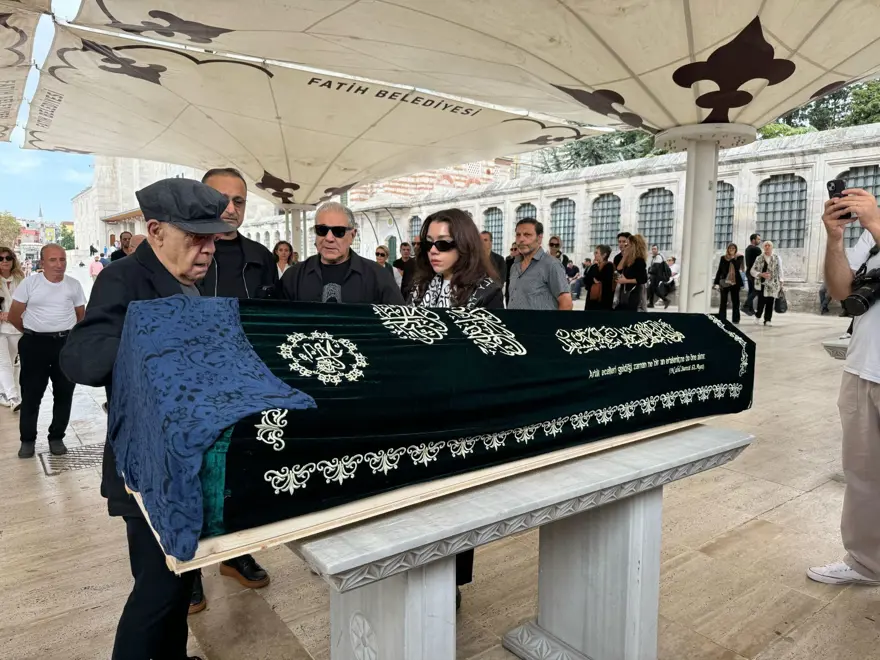 Mazhar Alanson'un kızı Eda Alanson son yolculuğuna uğurlandı 2
