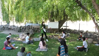 Köy köy gezip okulundan uzak kalan öğrencilere ders anlatıyorlar