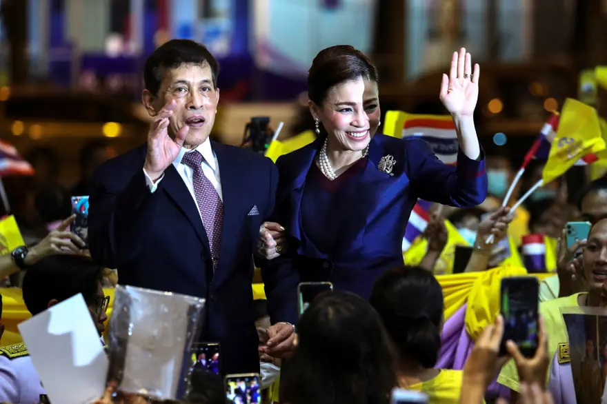 Tayland Kralı Maha Vajiralongkorn metro açılışında kırmızı halı serdirdi 1