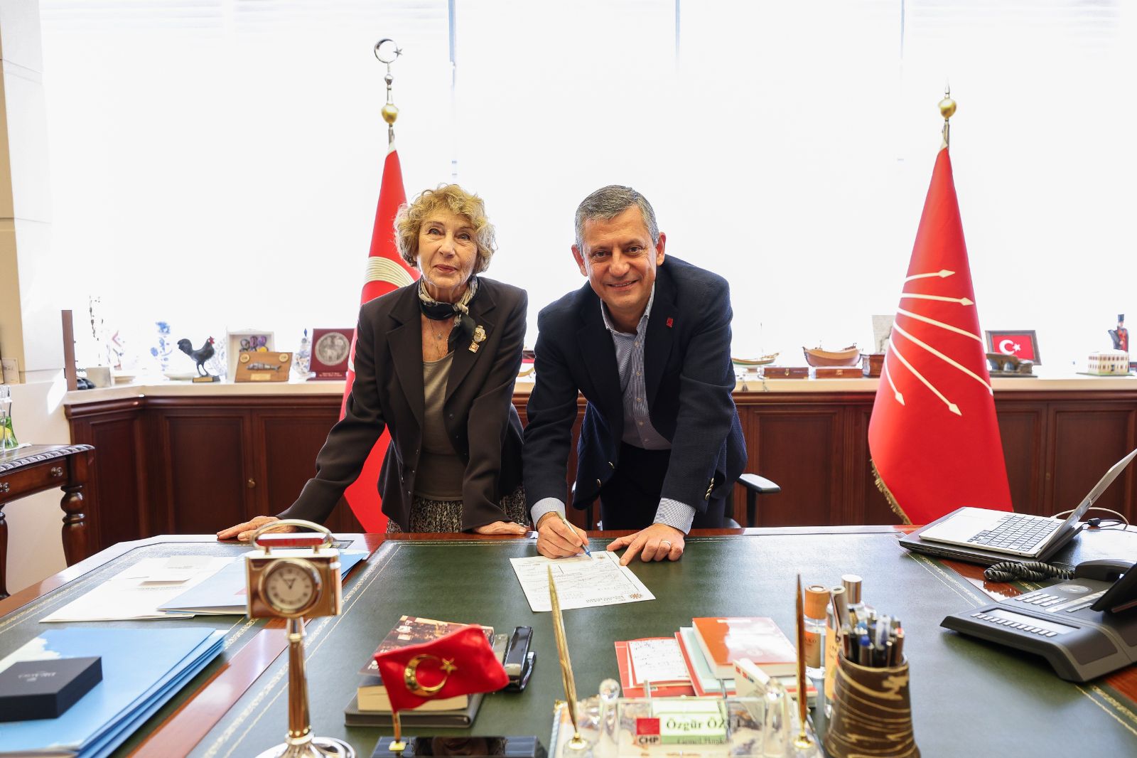 Yazar Ayşe Kulin, CHP'ye katıldı