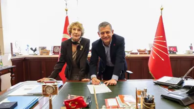 Yazar Ayşe Kulin, CHP'ye katıldı