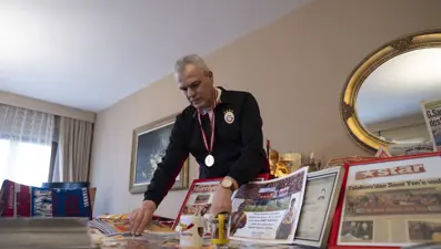 882 maça giden Galatasaray taraftarının hedefi 1000. maç: Maç izlerken su içmiyor, yemek yemiyor 90 dakika telefona bakmıyor!