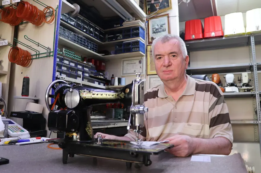 Hobi olarak başladı, mesleği oldu: 100 yıllık dikiş makinesini bile konuşturabiliyor Hobi olarak başladı, mesleği oldu: 100 yıllık dikiş makinesini bile konuşturabiliyor