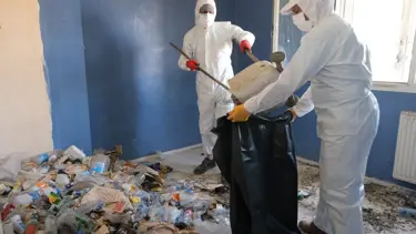 Yaşlı adamın evinden bir kamyon çöp çıktı