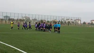 Darüşşafaka Kız Futbol Takımı’ndan örnek davranış (8 Mart'ta kadın inceliği)