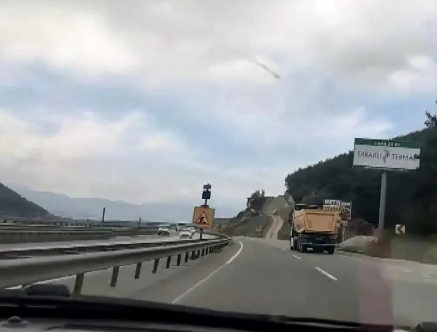 Ne yaptıysa yetişemedi! Trafiği birbirine katan kamyona ceza 4