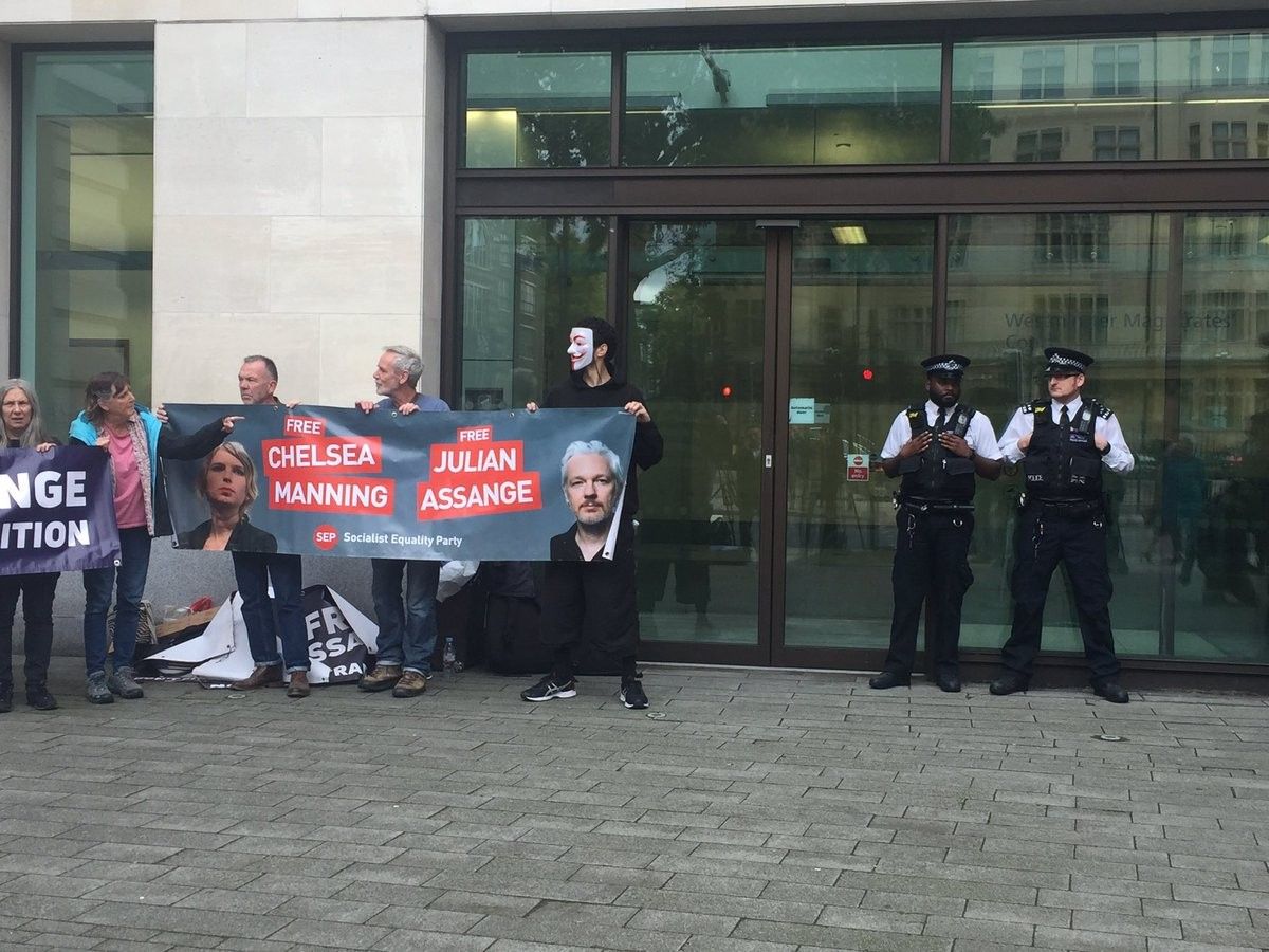 Assange'ın iade davası ertelendi (Mahkeme önünde protesto)