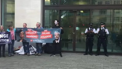 Assange'ın iade davası ertelendi (Mahkeme önünde protesto)