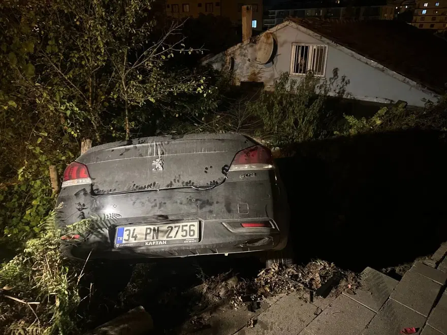 Çekmeköy'de otomobil evin bahçesine uçtu 3