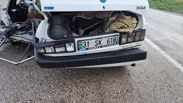 Hatay'daki iki otomobilin çarpışması sonucu 4 kişi yaralandı