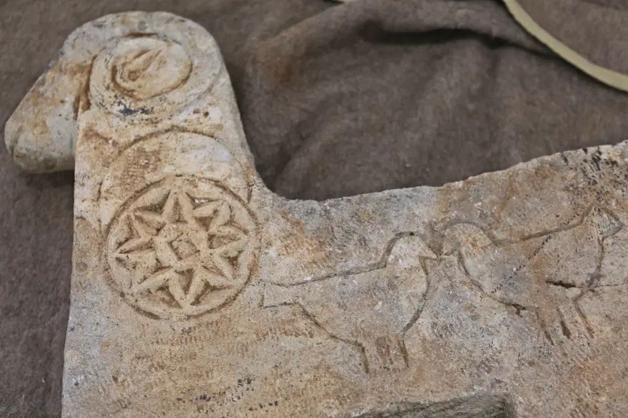 Kırmızı bültenle aranan tarihi mezar taşı bulundu 12