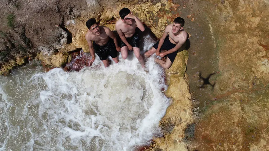 Karlı dağ başında 'termal jakuzi' 11