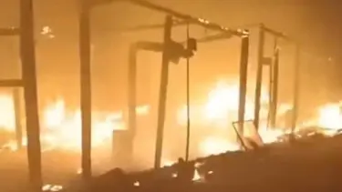 Elektrik teli koptu, 15 çadır alev alev yandı