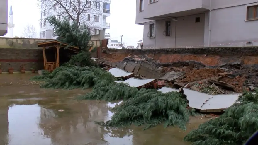 Sağanak istinat duvarını yıktı 1