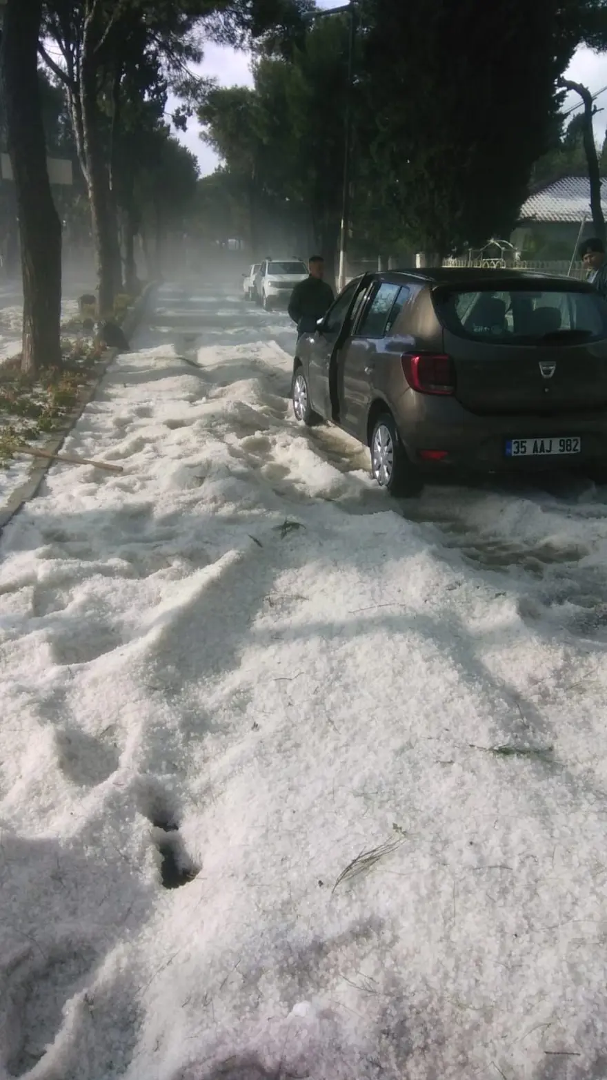 Dolunun etkili olduğu Çeşme'de plajlar beyaza büründü 7