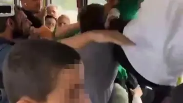 Metrobüste uçan tekmeli kavga