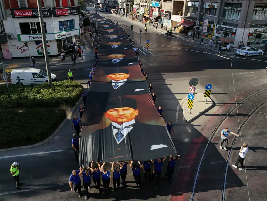 İzmir’de kurtuluş coşkusu: 102 yıl sonra aynıyolda zafer yürüyüşü 9