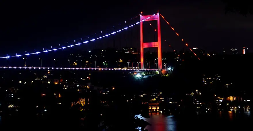 İstanbul'un tarihi simgeleri Milli Takım'a destek için Kırmızı-Beyaza büründü 16