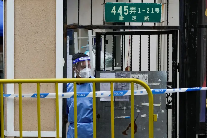 Çin polisi protestoların yapıldığı caddeyi barikatlarla kapattı 6