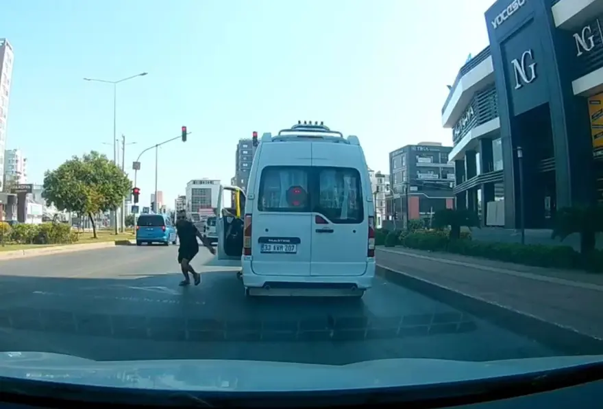 Trafiktehalatlı saldırı: Önünü kesti, tehditler savurdu 1 Trafiktehalatlı saldırı: Önünü kesti, tehditler savurdu 1
