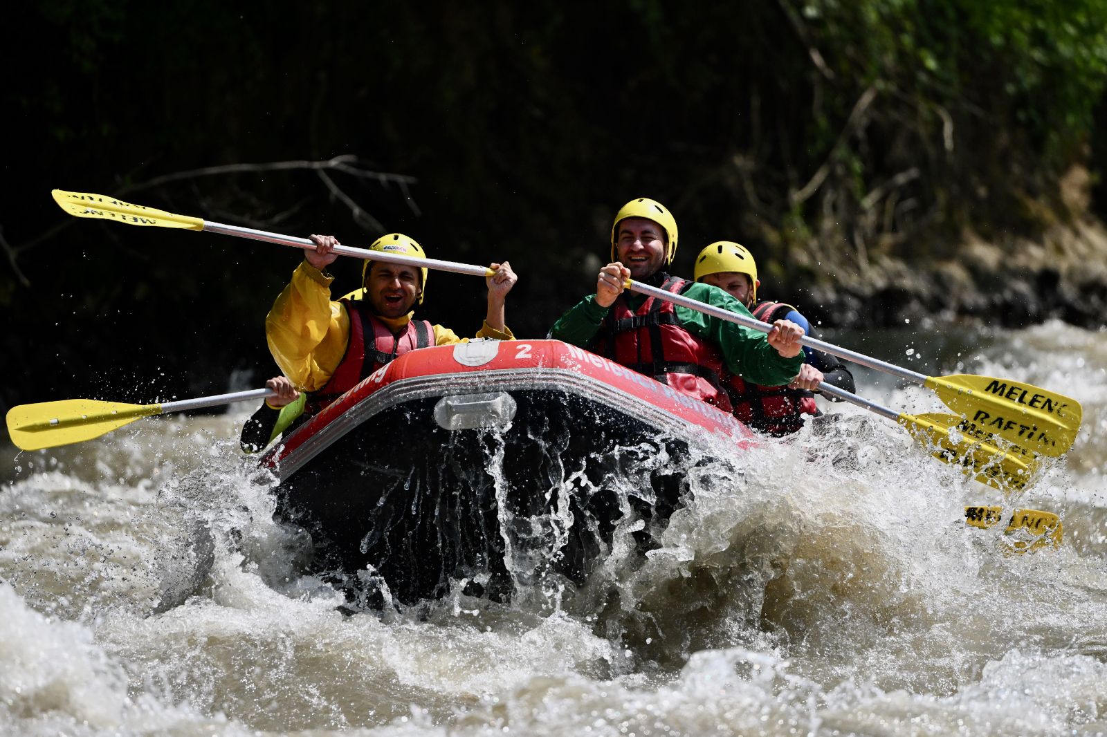 Düzce'de rafting keyfi yaptılar