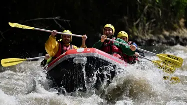 Düzce'de rafting keyfi yaptılar