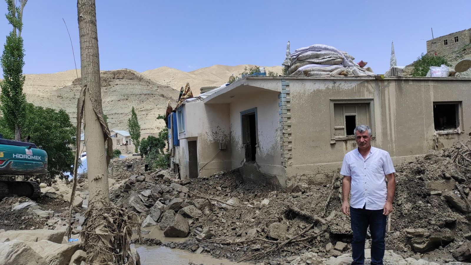 Van'da 14 kişilik aile, selde yıkılan evin damına çıkarak kurtulmuş