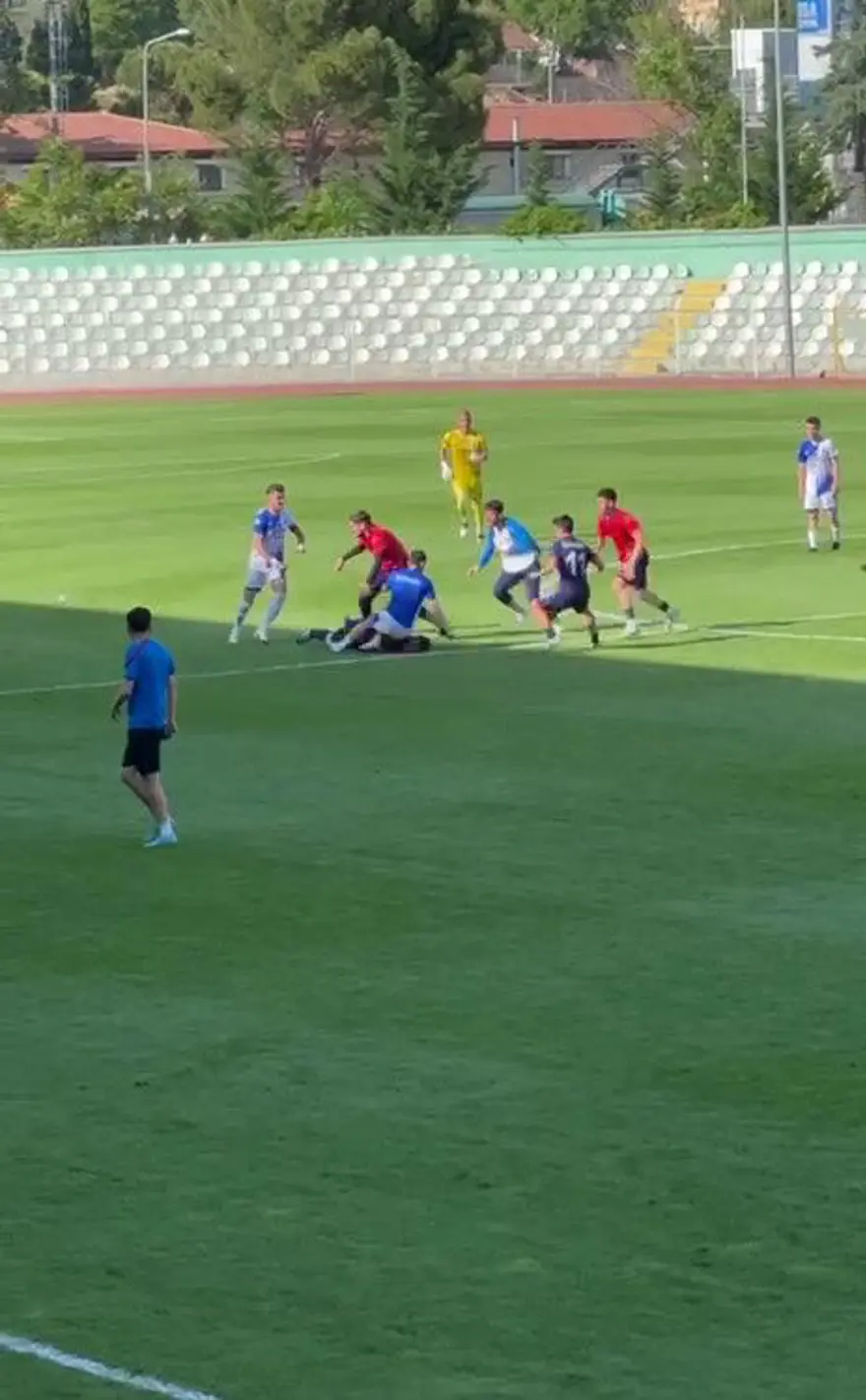 Amatör maçta saha karıştı 3