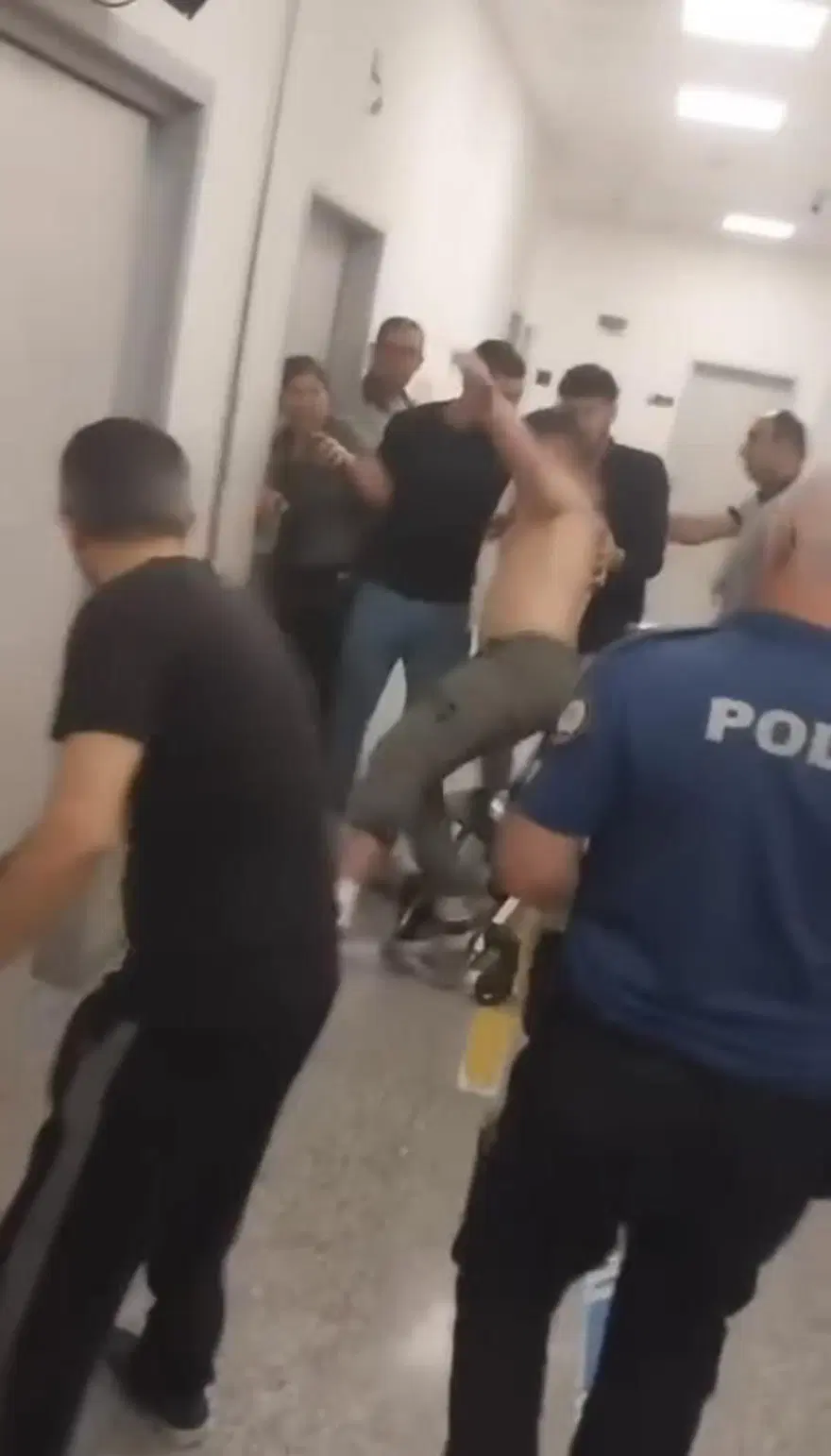 İstanbul’da doktora saldırı: Küfürler savurup odasınagirmeye çalıştılar 3 İstanbul’da doktora saldırı: Küfürler savurup odasınagirmeye çalıştılar 3