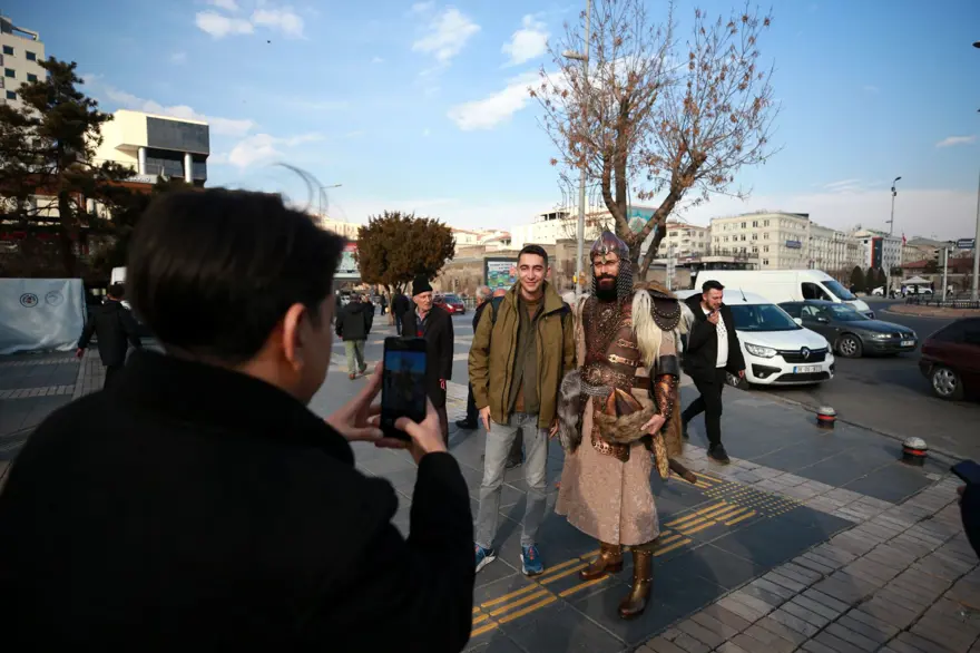 Giydiği kıyafeti çizme, yüzük, kılıç kınıyla tamamlıyor: 33 yaşındaki Gezer alp kıyafetliyle ilgi çekiyor 10