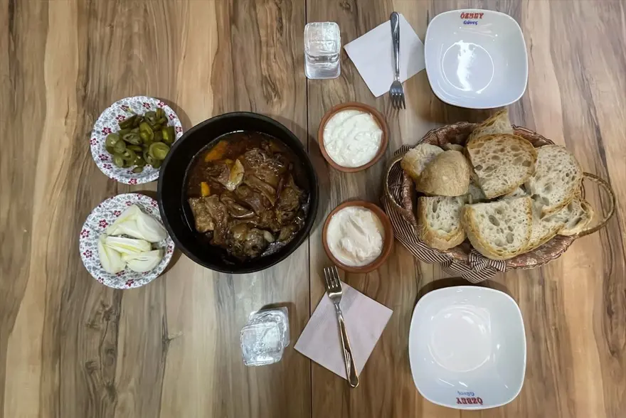 Erkeç etinin fırında 6 saatte lokuma dönüştüğü lezzet: Tavşanlı güveci 9