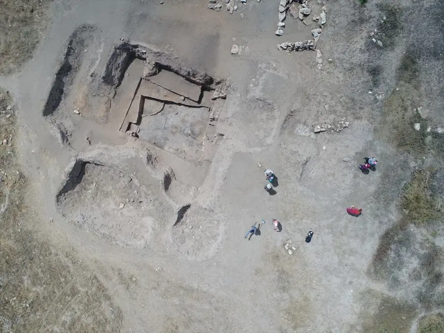 Eskişehir Küllüoba kazısında 5 bin yıllık boya paleti bulundu 3 Eskişehir Küllüoba kazısında 5 bin yıllık boya paleti bulundu 3